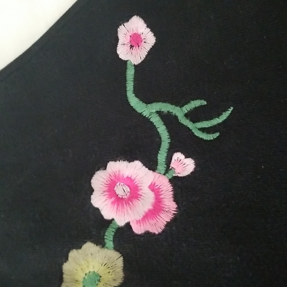 Vintage Cache sleeveless black shirt with collar and floral embroidery (M) - Picture 8 of 9